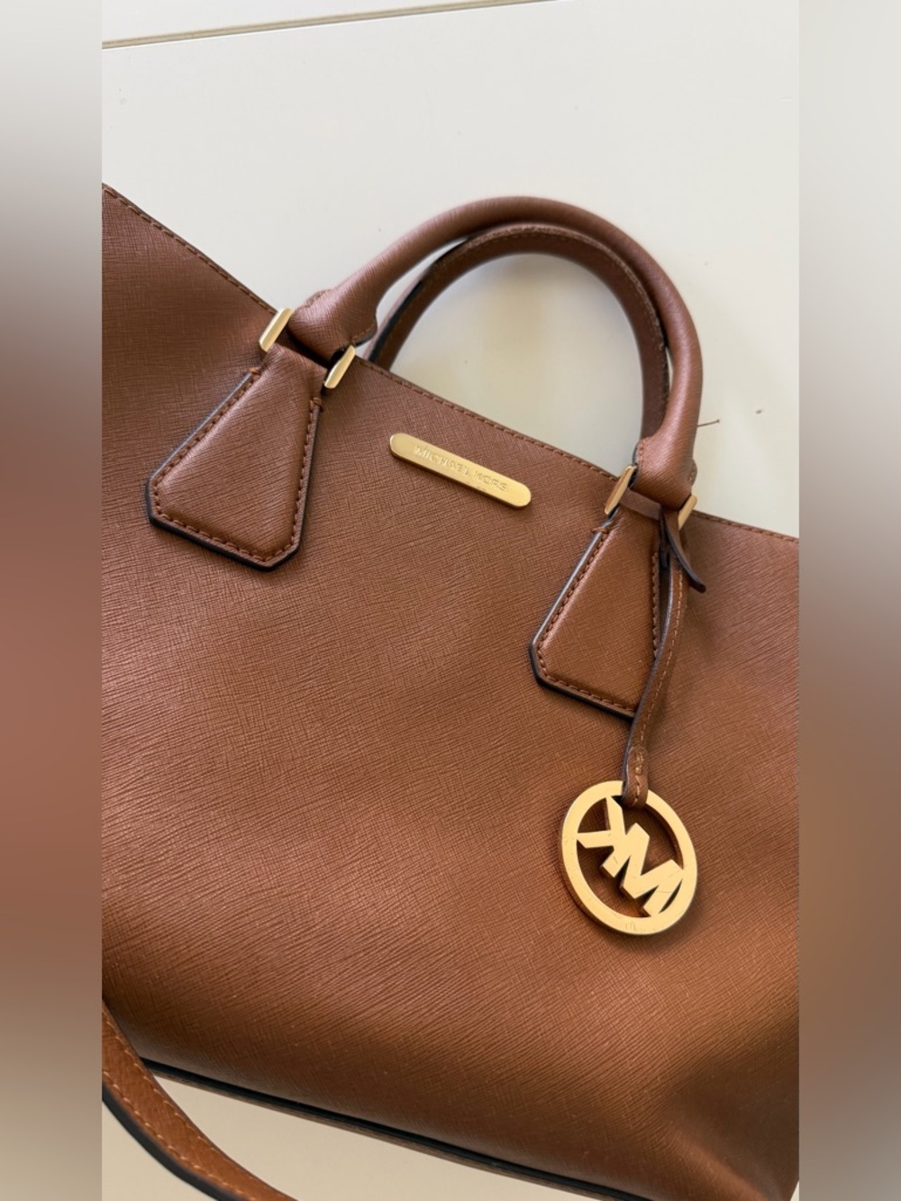 Michael Kors Tan Saffiano Leather Shoulder Bag with Gold Logo Charm - Picture 3 of 10